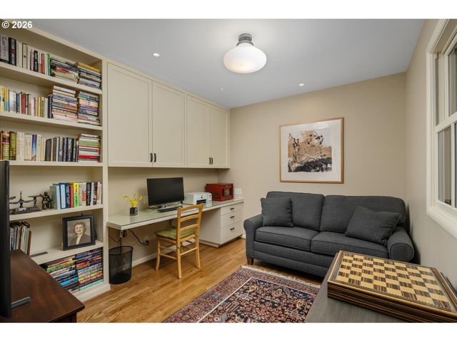 9792 Sw ARBORCREST Way, Portland, OR 97225