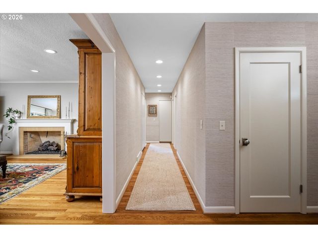 9792 Sw ARBORCREST Way, Portland, OR 97225