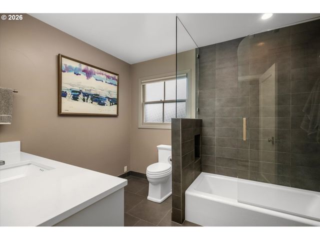 9792 Sw ARBORCREST Way, Portland, OR 97225