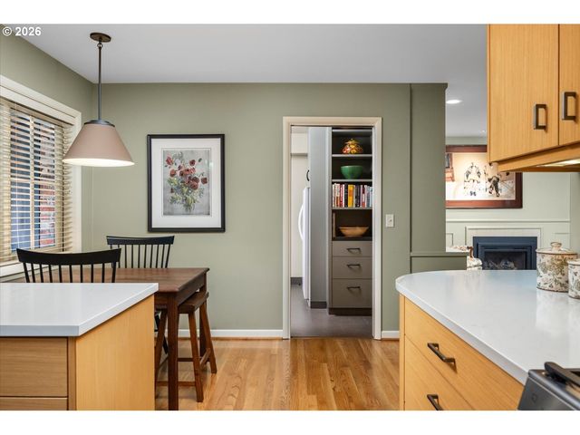 9792 Sw ARBORCREST Way, Portland, OR 97225