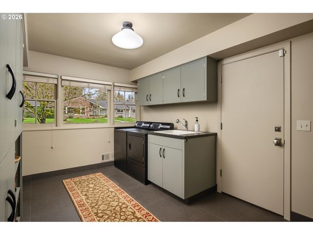 9792 Sw ARBORCREST Way, Portland, OR 97225