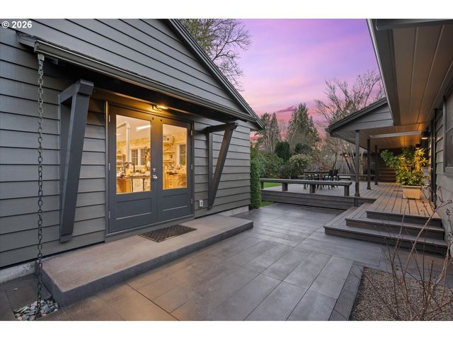 9792 Sw ARBORCREST Way, Portland, OR 97225