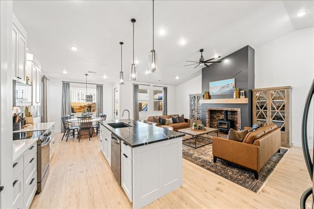 498 S 75 E, Enterprise, UT 84725