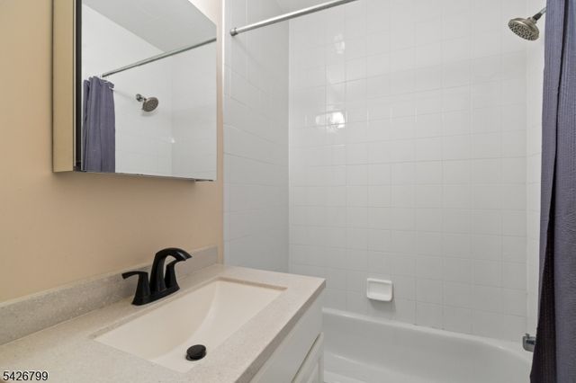 43 Manchester Ct, Kinnelon Boro, NJ 07405