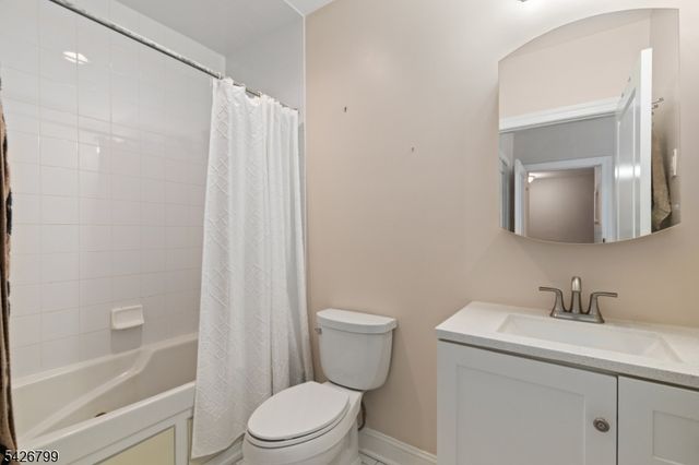43 Manchester Ct, Kinnelon Boro, NJ 07405