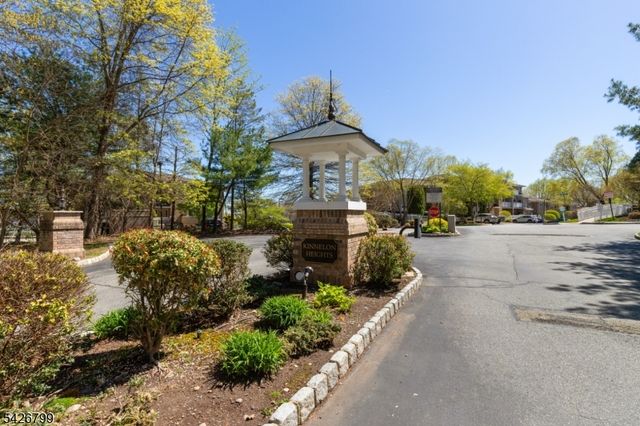 43 Manchester Ct, Kinnelon Boro, NJ 07405