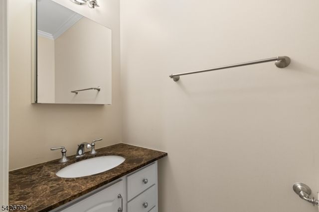 43 Manchester Ct, Kinnelon Boro, NJ 07405