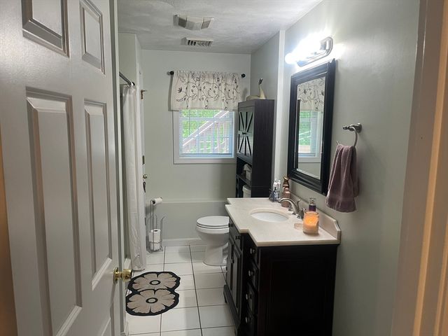793 Montgomery, Fall River, MA 02720