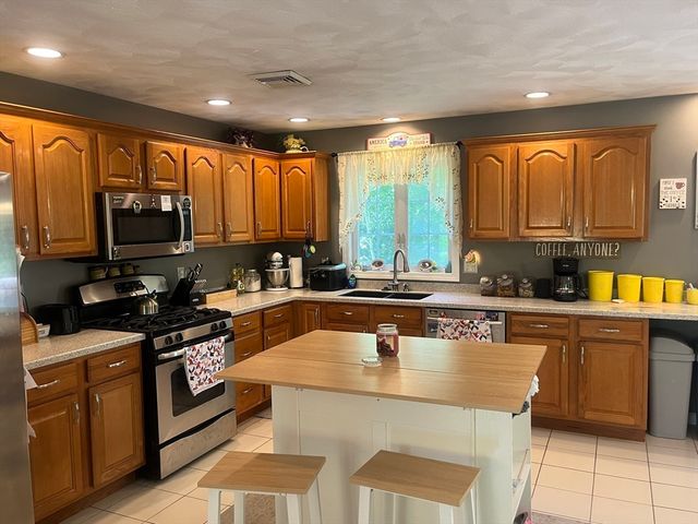 793 Montgomery, Fall River, MA 02720