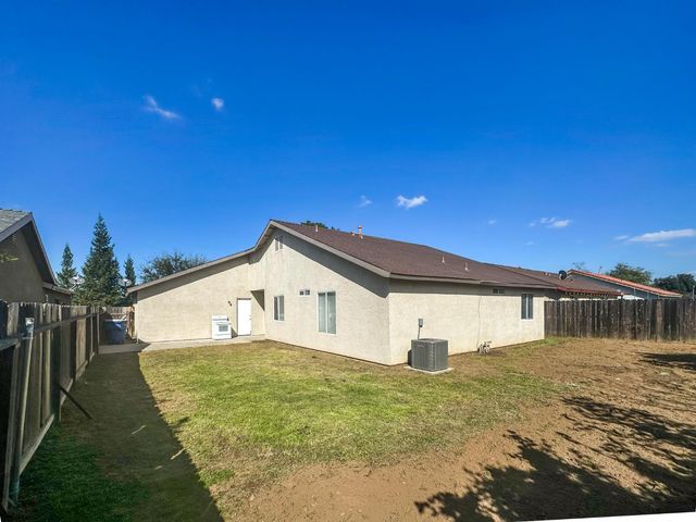 5691 W Santa Ana Avenue, Fresno, CA 93722