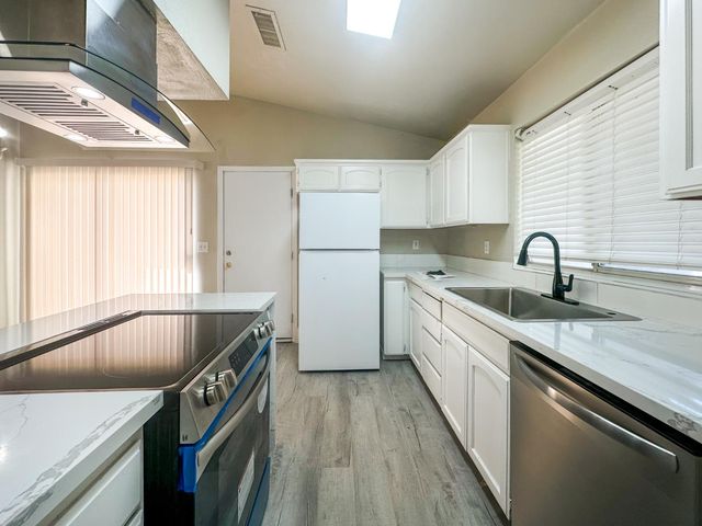 5691 W Santa Ana Avenue, Fresno, CA 93722