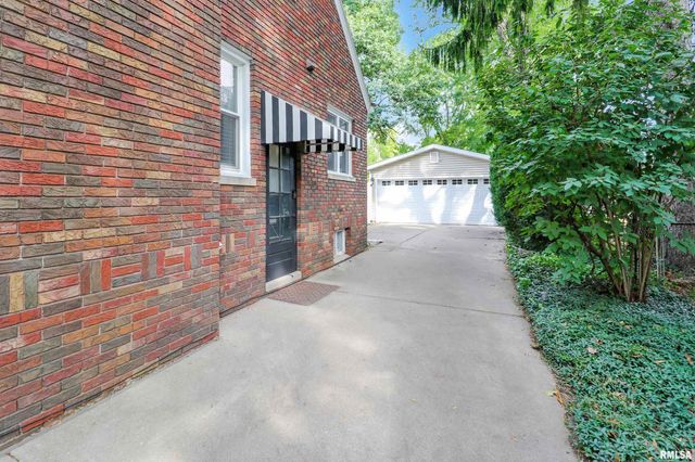 207 E EMBERT Place, Peoria, IL 61603