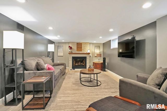 207 E EMBERT Place, Peoria, IL 61603