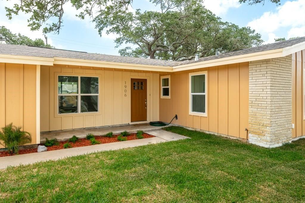 1906 Cochran, Rockport, TX 78382 — exterior
