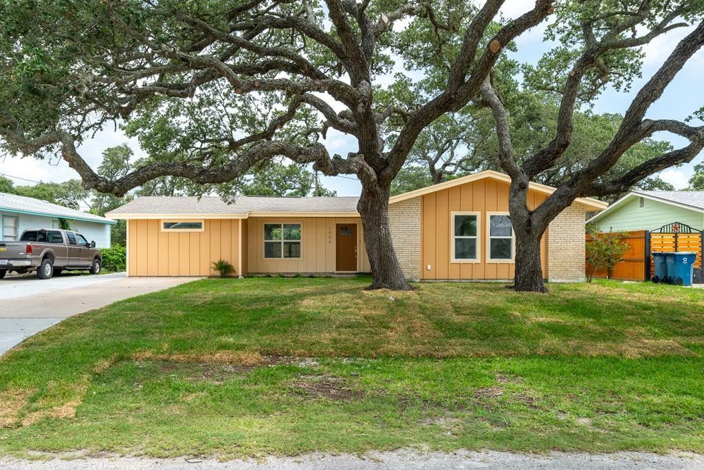 1906 Cochran, Rockport, TX 78382 — photo 2