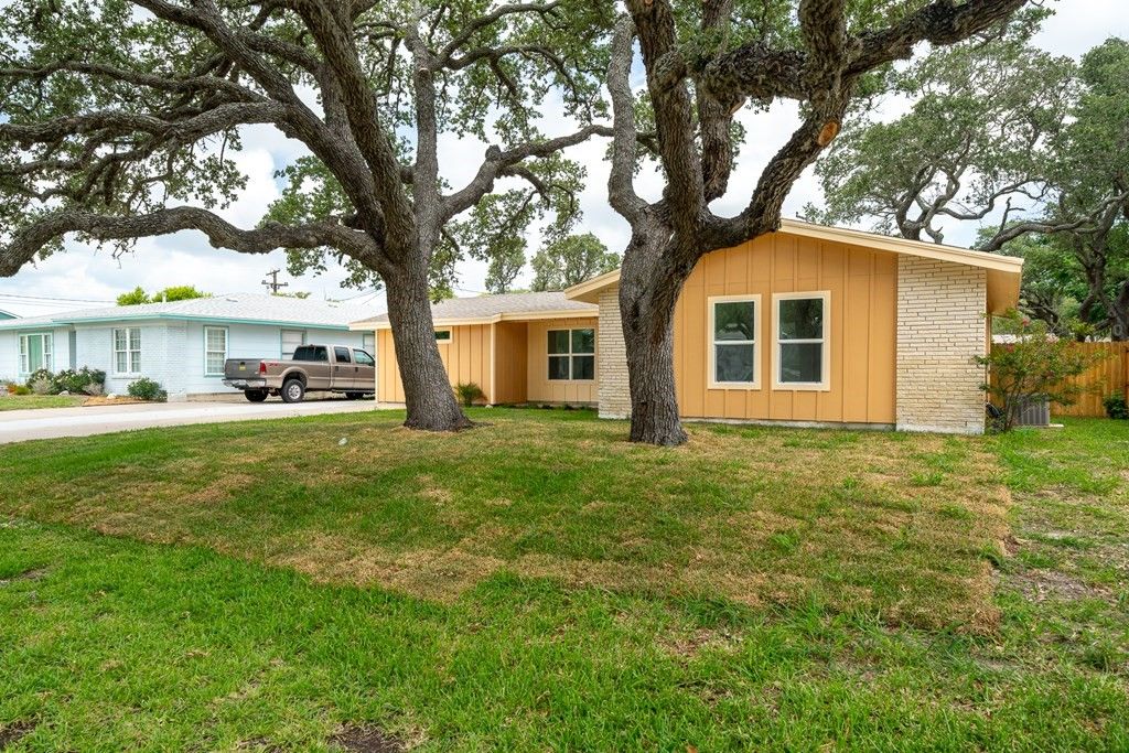 1906 Cochran, Rockport, TX 78382 — photo 3