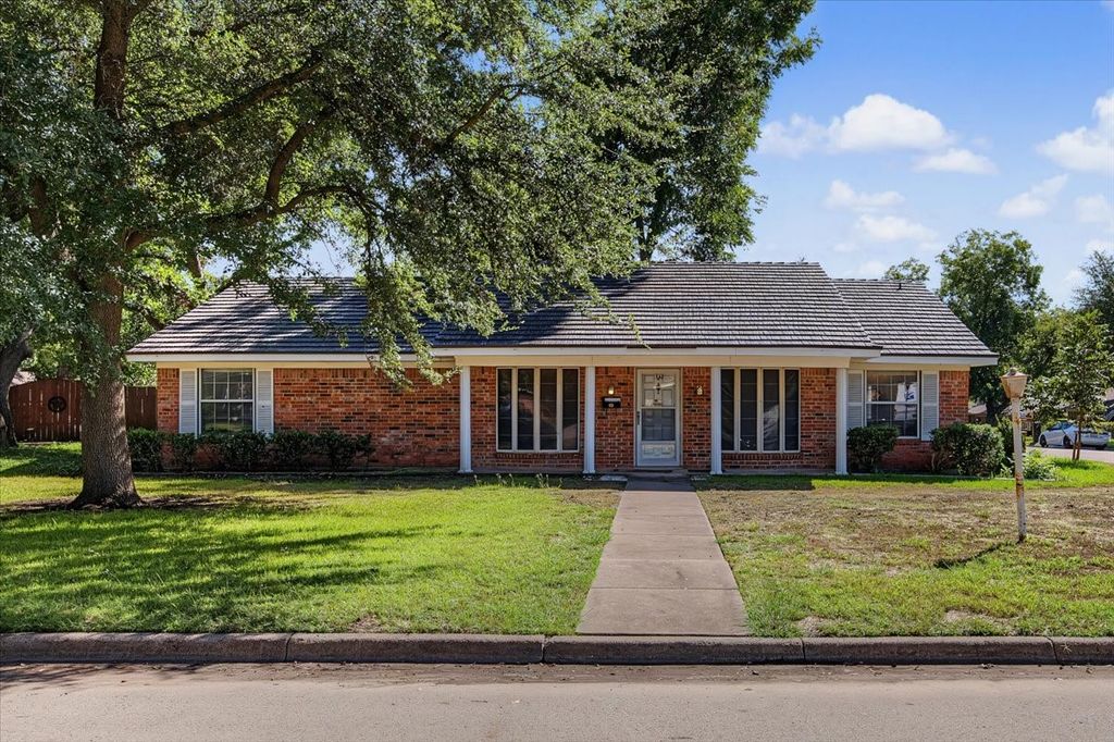 3845 Delmas Drive, Benbrook, TX 76116 — photo 2
