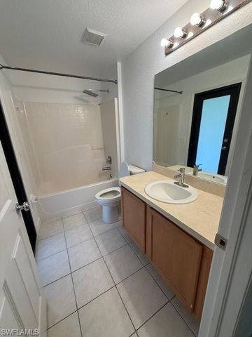 3925 E Gator CIR, Cape Coral, FL 33909