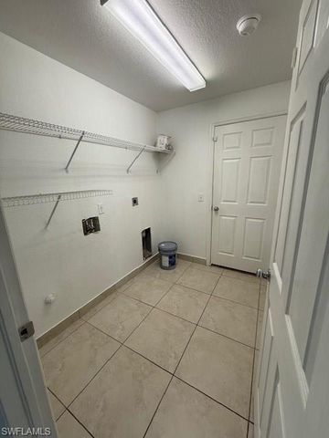 3925 E Gator CIR, Cape Coral, FL 33909