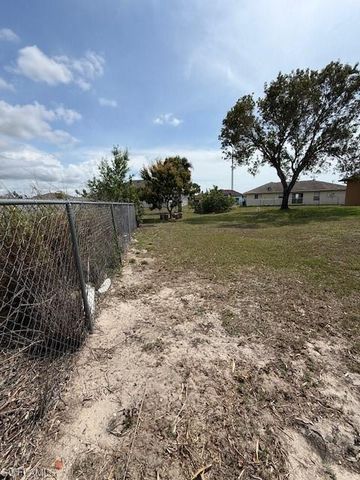 3925 E Gator CIR, Cape Coral, FL 33909