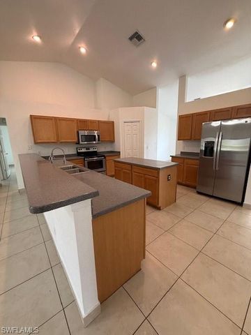 3925 E Gator CIR, Cape Coral, FL 33909