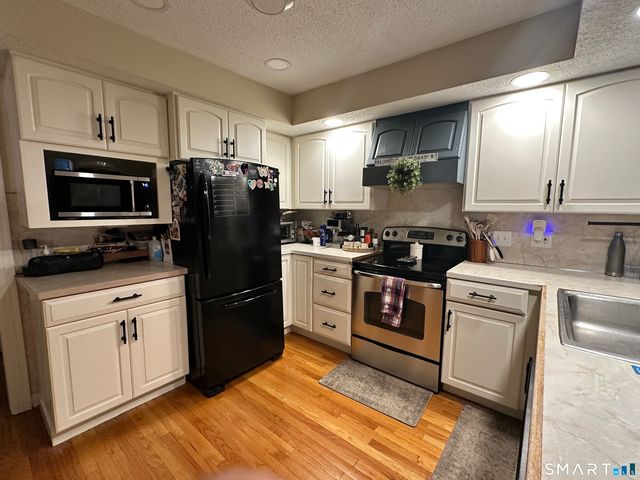 32 Hilltop Terrace, North Haven, CT 06473