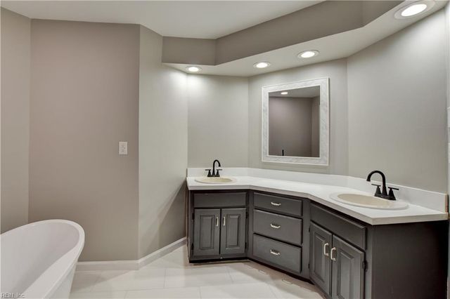 740 S Lake CIR, Chesapeake, VA 23322