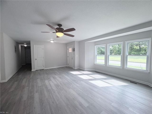 10 C C Spaulding DR, Hampton, VA 23666