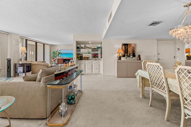 2400 Presidential Way 2004, West Palm Beach, FL 33401