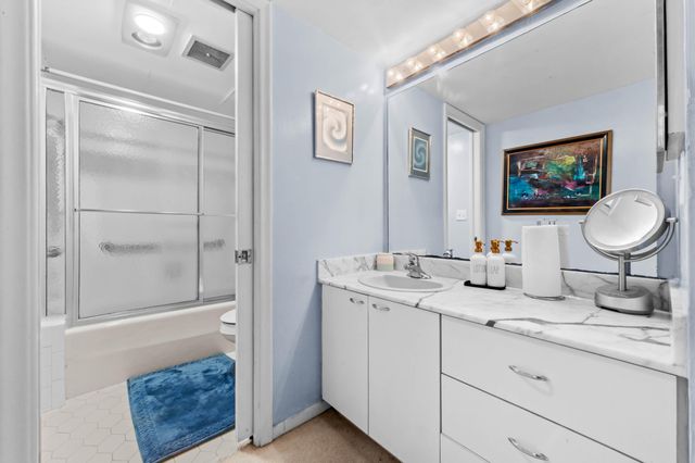 2400 Presidential Way 2004, West Palm Beach, FL 33401