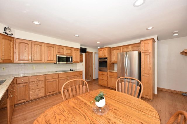 814 Manor CIRCLE, Bayside, WI 53217