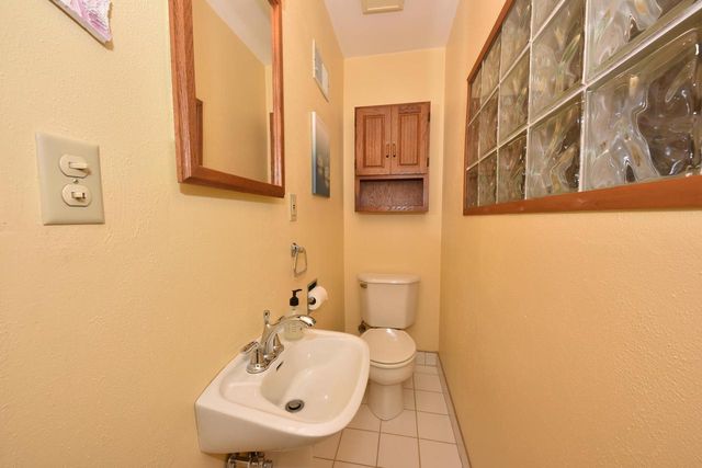 814 Manor CIRCLE, Bayside, WI 53217