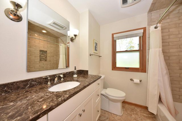 814 Manor CIRCLE, Bayside, WI 53217