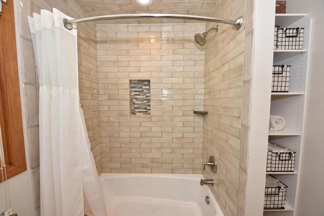 814 Manor CIRCLE, Bayside, WI 53217