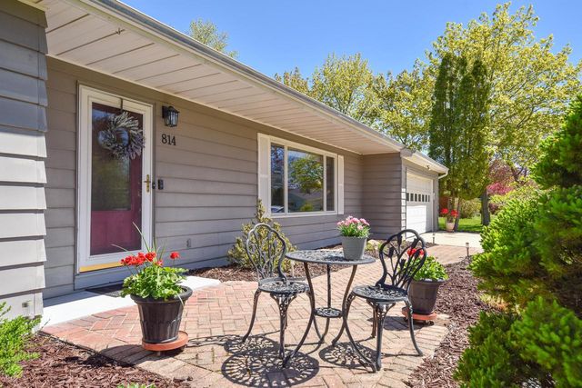 814 Manor CIRCLE, Bayside, WI 53217