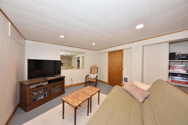 814 Manor CIRCLE, Bayside, WI 53217
