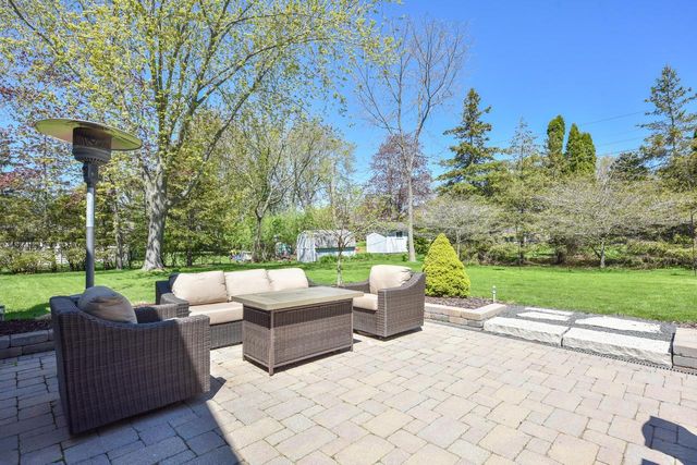 814 Manor CIRCLE, Bayside, WI 53217