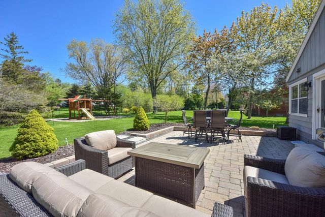 814 Manor CIRCLE, Bayside, WI 53217