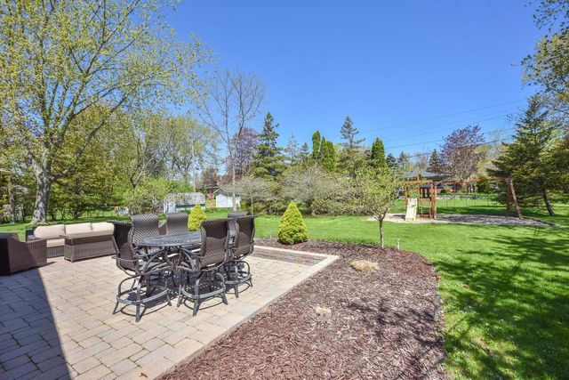 814 Manor CIRCLE, Bayside, WI 53217