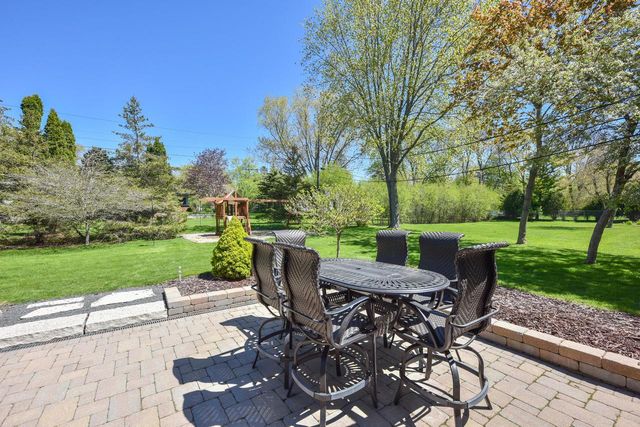 814 Manor CIRCLE, Bayside, WI 53217