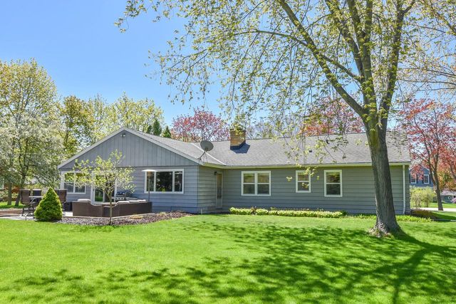 814 Manor CIRCLE, Bayside, WI 53217