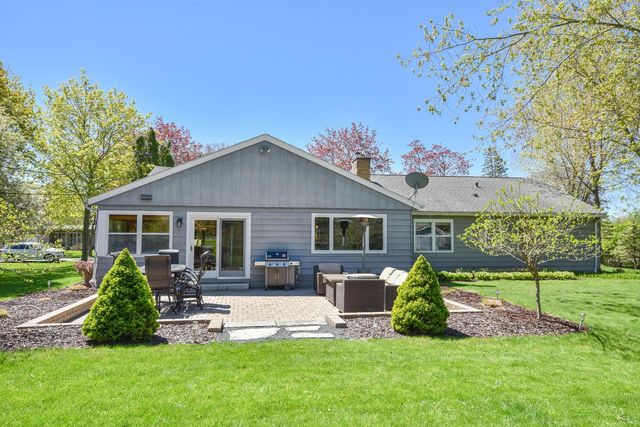 814 Manor CIRCLE, Bayside, WI 53217
