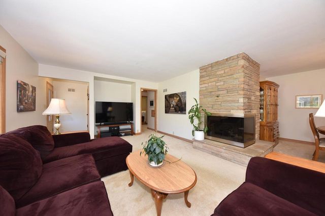 814 Manor CIRCLE, Bayside, WI 53217