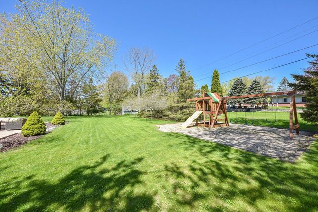 814 Manor CIRCLE, Bayside, WI 53217
