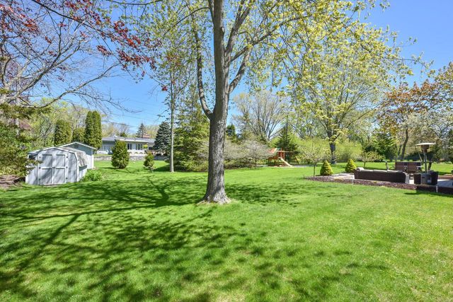 814 Manor CIRCLE, Bayside, WI 53217
