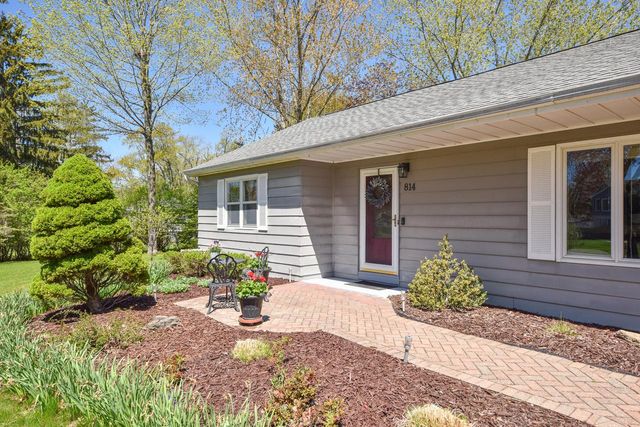 814 Manor CIRCLE, Bayside, WI 53217