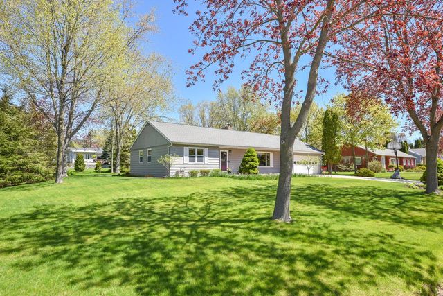 814 Manor CIRCLE, Bayside, WI 53217