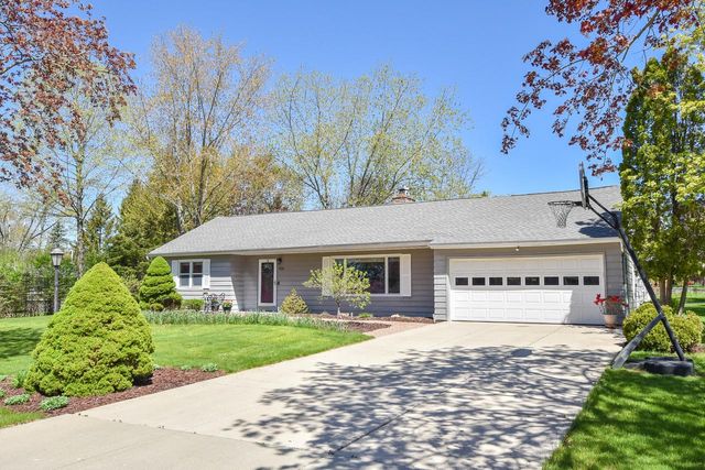 814 Manor CIRCLE, Bayside, WI 53217