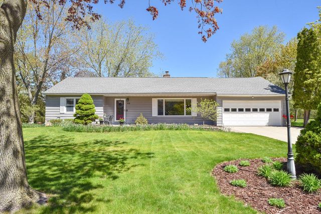 814 Manor CIRCLE, Bayside, WI 53217
