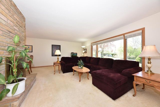 814 Manor CIRCLE, Bayside, WI 53217